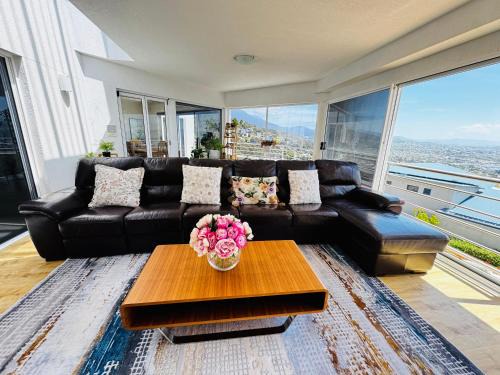 Sandy Bay Apartment | Panoramic Harbour Views Spacious 3BR in Sandy Bay with parking