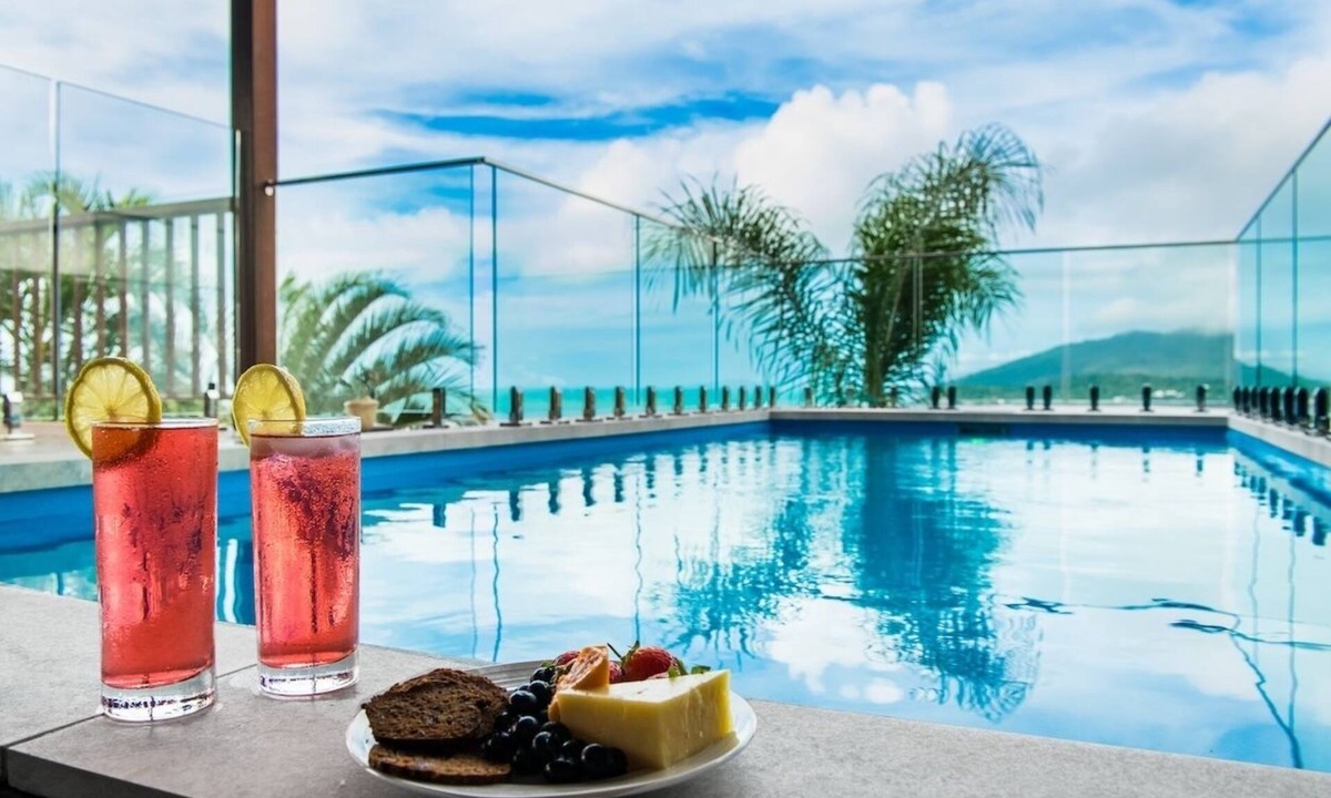 Airlie Beach House | Panoramic ocean views with a pool