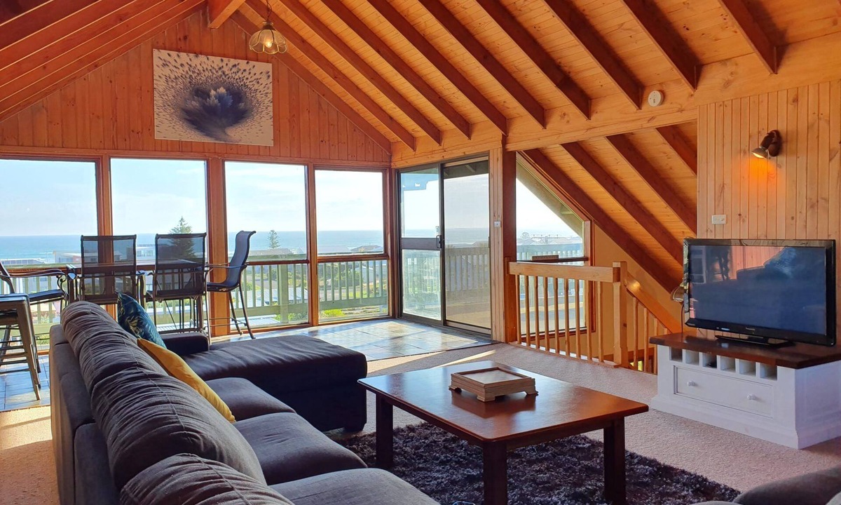 Middleton House | Panoramic Ocean Views | 250m to Beach | Cosy Coastal Retreat with Deck, Wi-Fi, Games, & Creda Heater