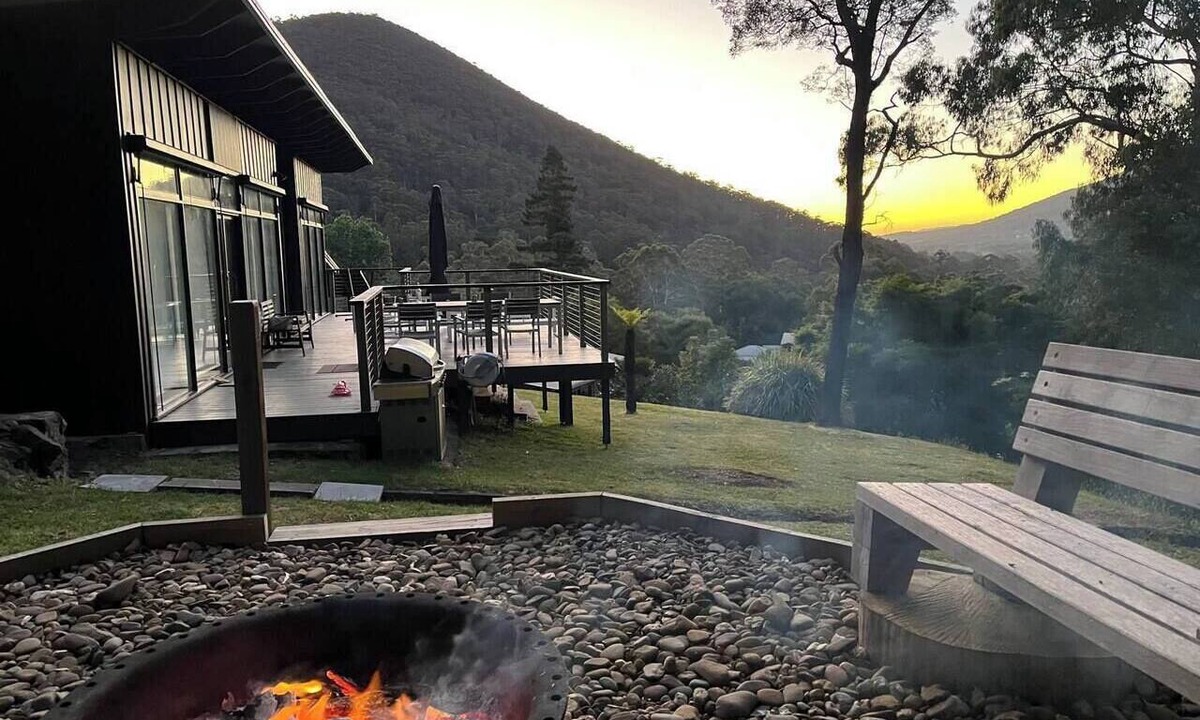 Warburton House | Panoramic views - outdoor bathhouse - walk to town