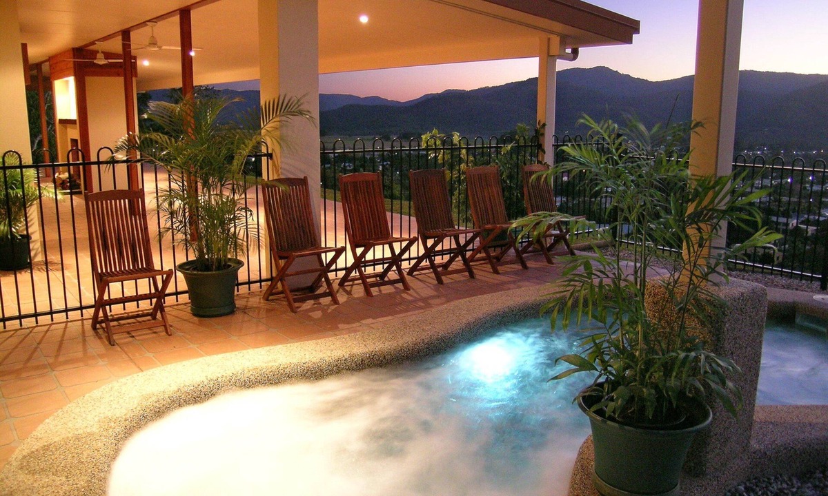 Atherton Ski Chalet | Panoramic views set on the highest point of town.