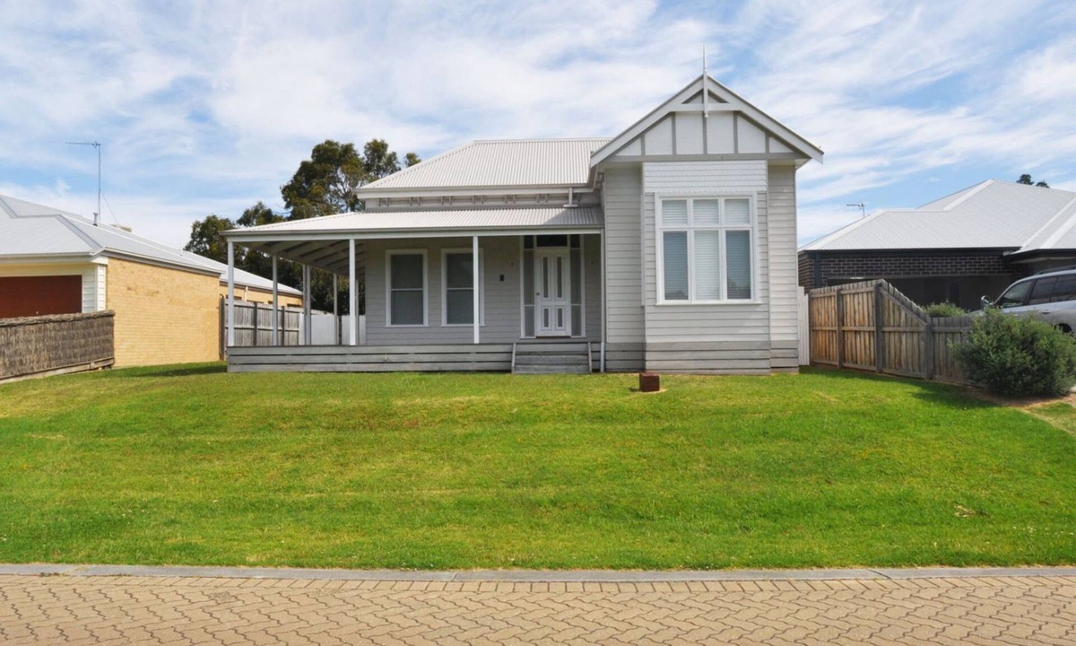 Inverloch House | Paperbark Homestead - Surf Side Inverloch