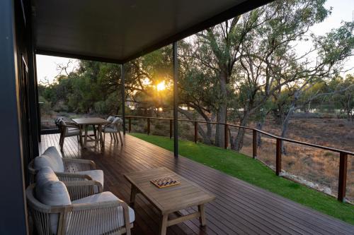 Overland Corner Apartment | Parcoola Retreats Private Riverfront Escape with Outdoor Bath