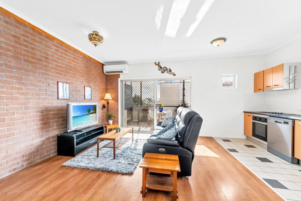 West End Apartment | Park the car & Explore Brisbane by Custom Bnb Hosting