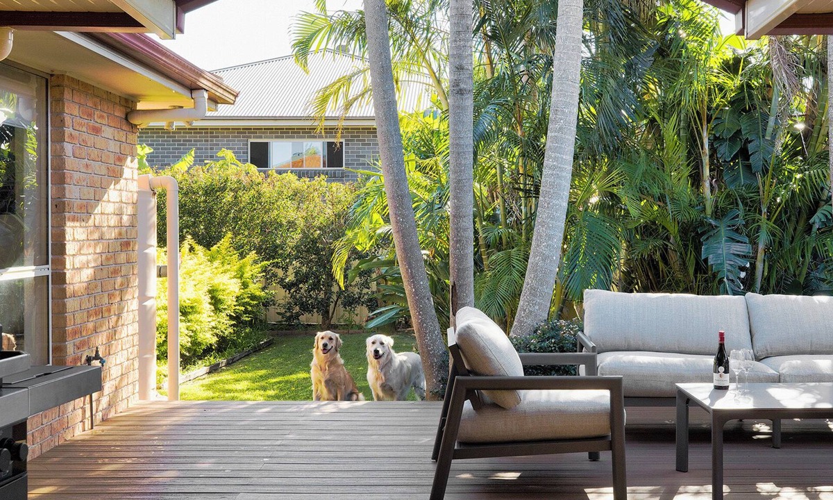 Corlette House | Pawprints Pet Friendly 4 bedroom level home only 370m to pet friendly beach