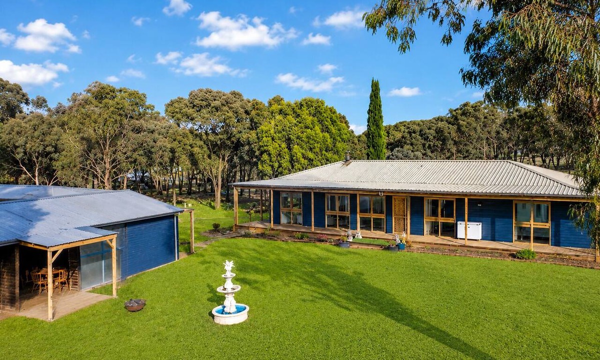 Stawell House | Peaceful 6-Acre Retreat | Grampians | Sleeps 10