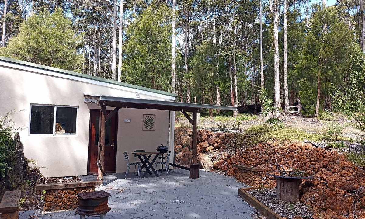 Kentdale Apartment | Peaceful relaxing Getaway in Karri Forest bordering a Nature Reserve.