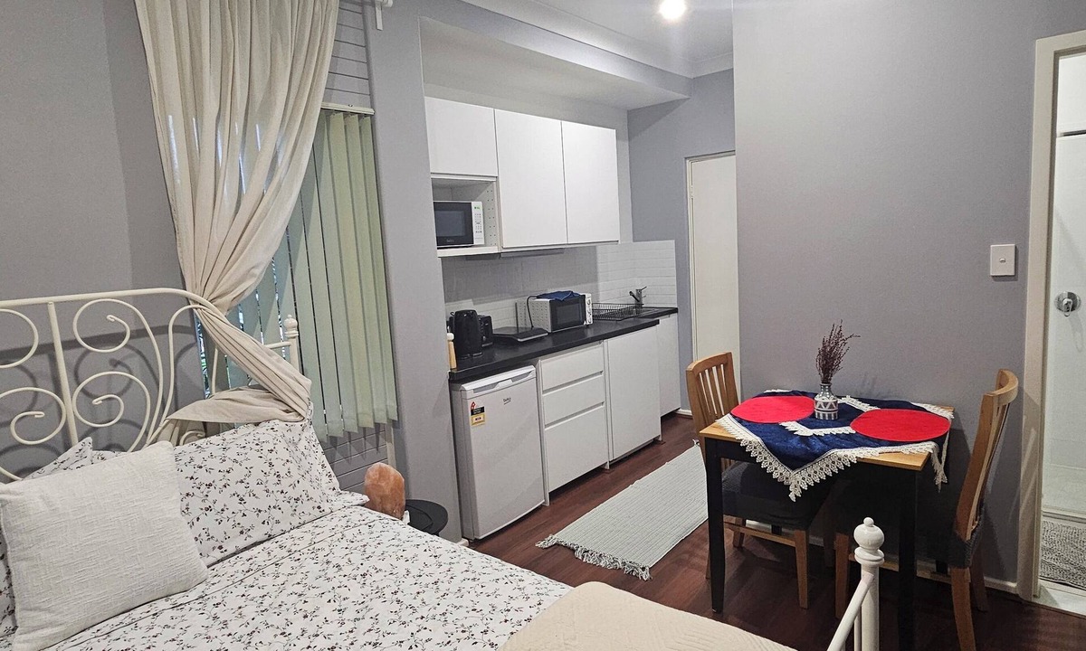 Nollamara Apartment | Peaceful self-contained studio own entrance