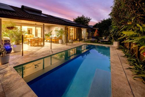 Coolum Beach House | Peaceful Tropical Oasis Central Coolum Beach Dog friendly