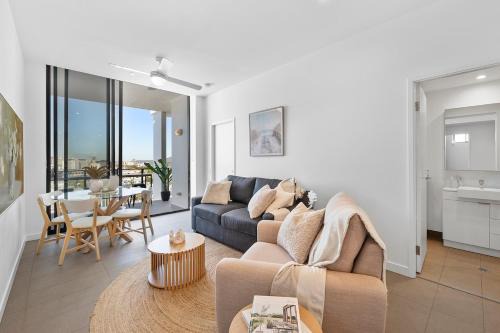 Fortitude Valley Apartment | Penthouse Sleep 6 - CBD Views - Resort Pools - Games - Baby Stay
