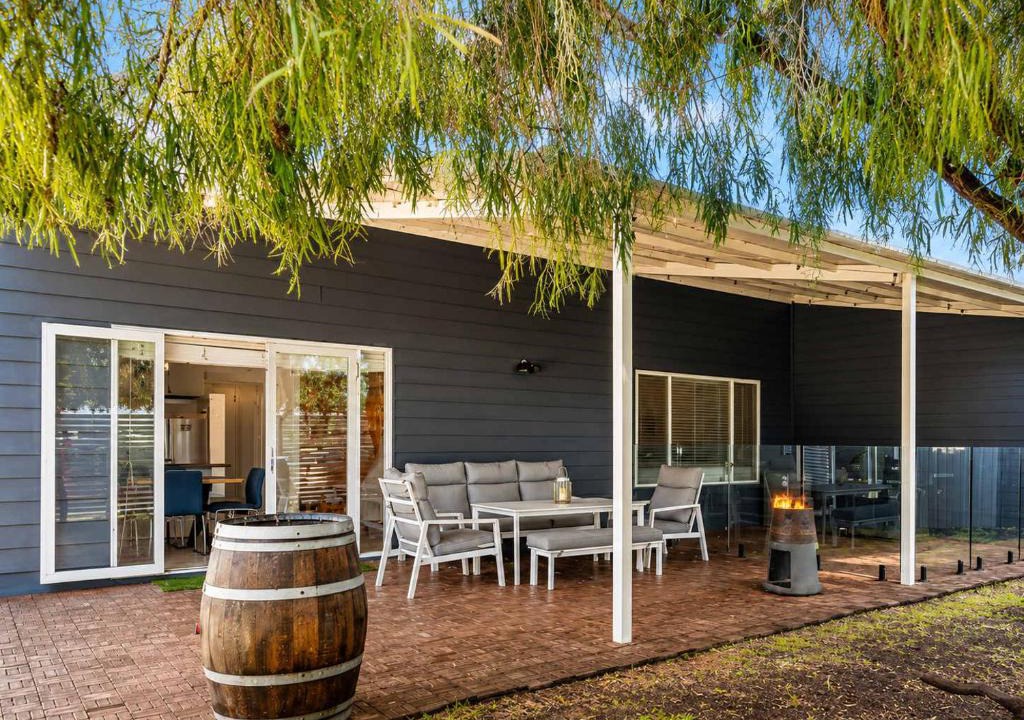 Dunsborough House | Pepper Cottage - Easy Beachside Living Close to Town