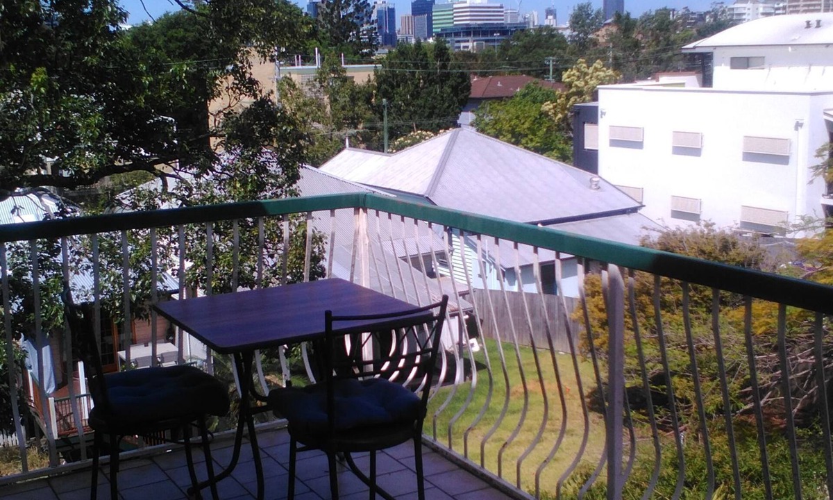 Auchenflower Apartment | Perfect Location - City, Train & Wesley Hospital