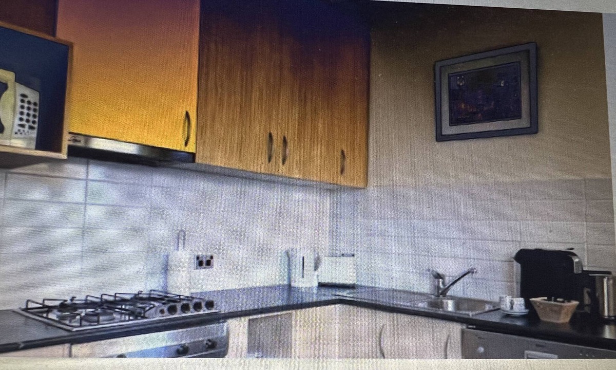 Surrey Hills Apartment | 🐶 PET FRIENDLY : 2 Bedroom Ground level. Private. Trams .Park. Netflix.Pet ok