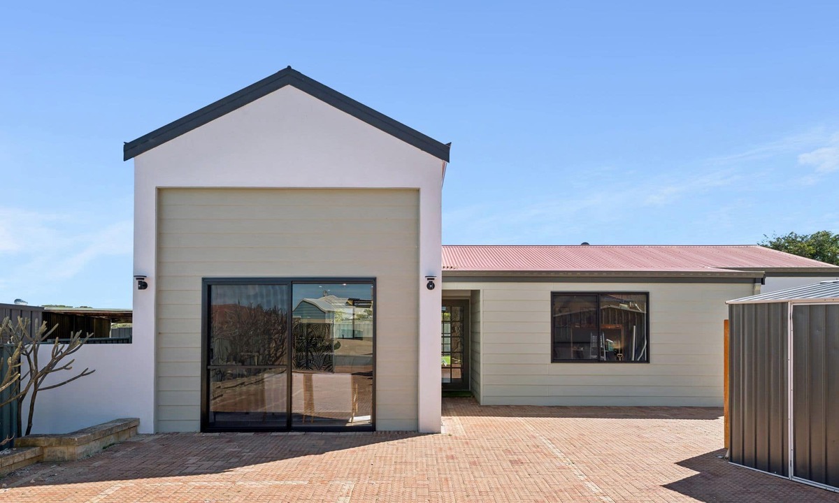 Two Rocks House | Pet-Friendly. Beach retreat. Welcome pack on arrival.