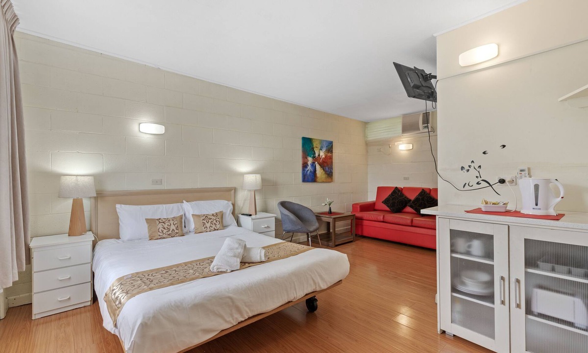 Strathmerton Hotel | Pet friendly - Double Room w/Private Bathroom, TV