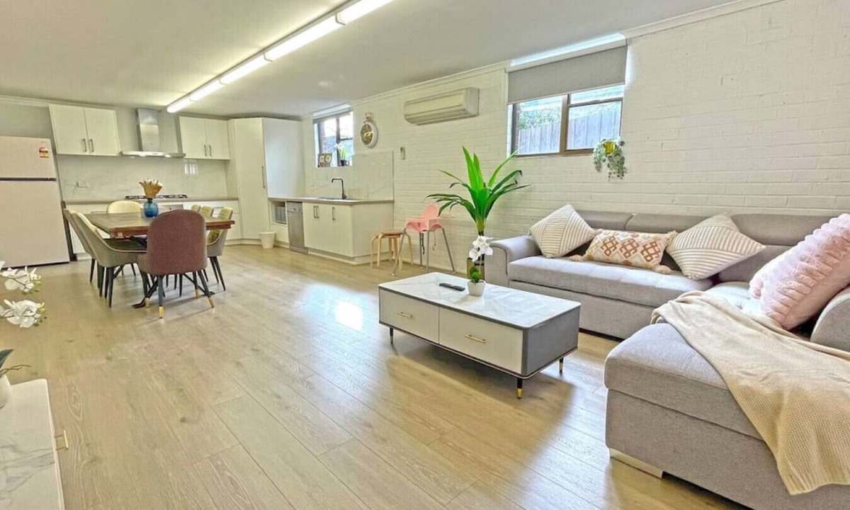 Ringwood House | Pet Friendly Ringwood 3BR House FREE Parking Netflix