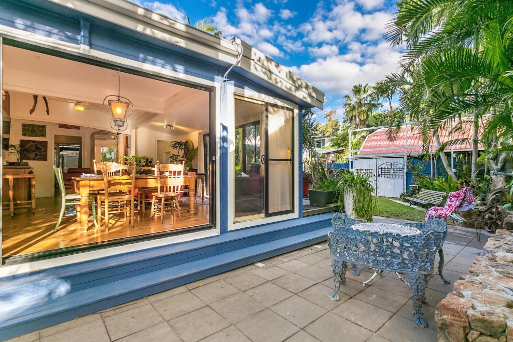 Byron Bay Bed & Breakfast | Pet Friendly Shirley Blue House and Studio