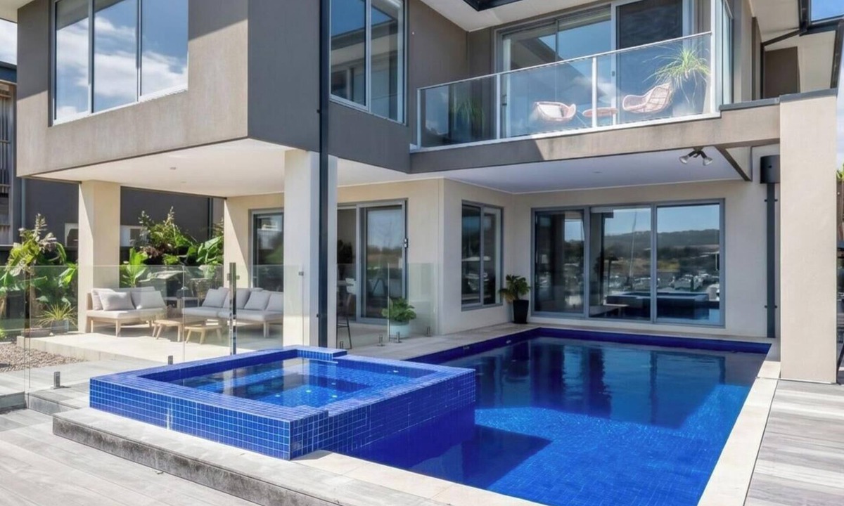 Safety Beach House | Pet Friendly - Waterside at Martha Cove