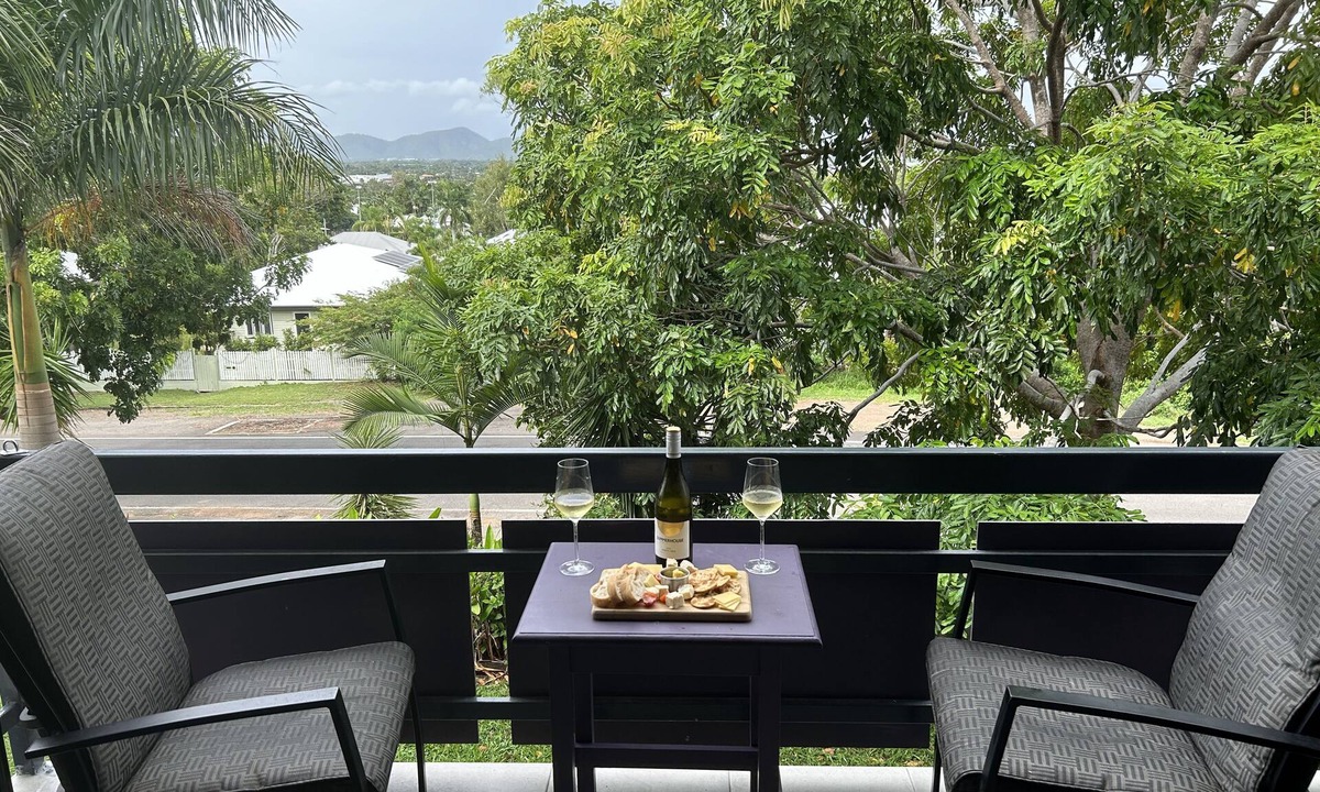 West End Apartment | Pine Lodge-Stylish 2 bedroom unit convenient location, West End