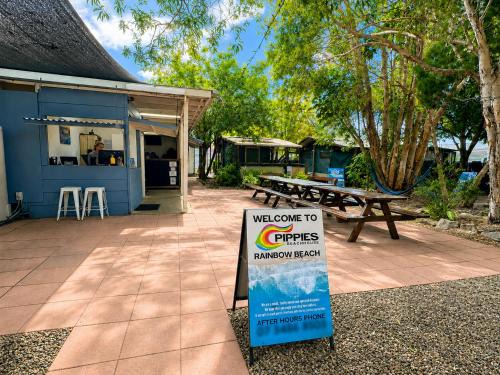 Rainbow Beach Hostel | Pippies Beachhouse Backpackers