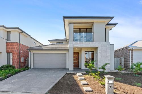 Point Cook House | Point Cook Spacious and Comfy 4BR 3BA Haven C9