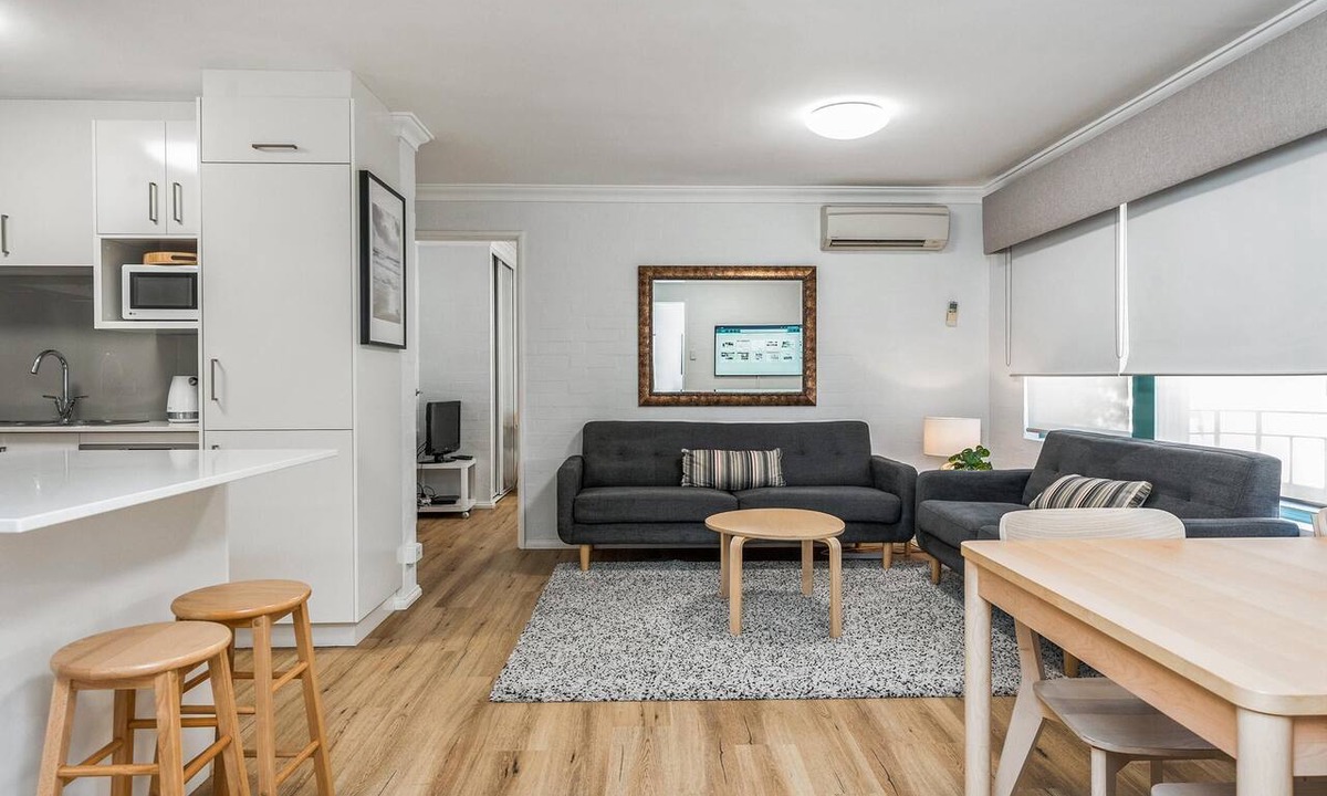 Subiaco Apartment | Pool, BBQ & spa (in season) - free parking and wifi - 3 bedroom 2 bathrooms