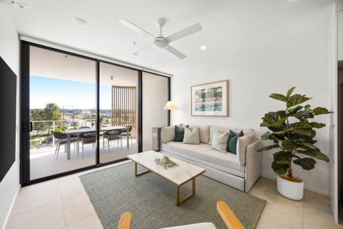 Birtinya Apartment | Poolside 2-Bed Apartment at Lake Kawana