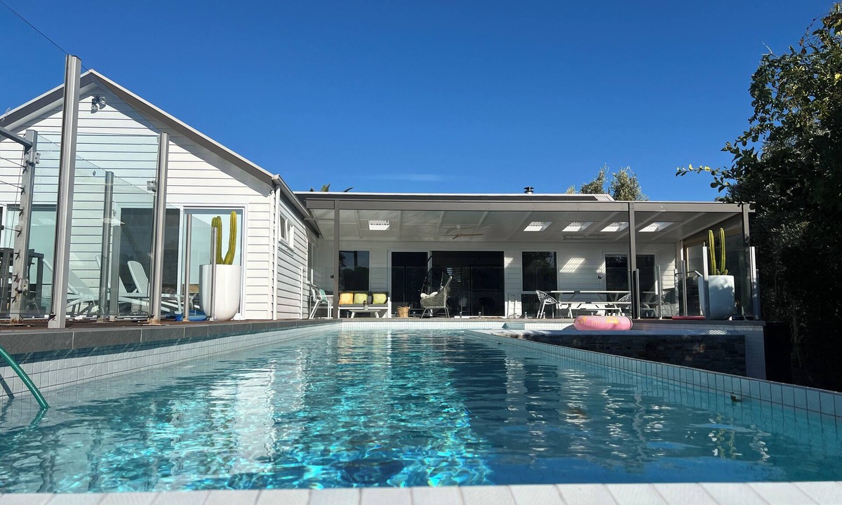 Sorrento House | Poolside entertainer for families and their pets. Easy walk to beach & town.