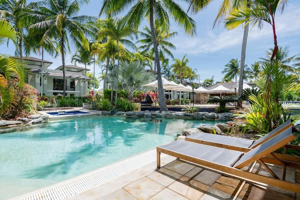 Craiglie Apartment | Poolside Relaxation - Resort Retreat with Beach Access