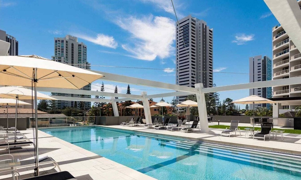 Broadbeach Apartment | Prime Broadbeach Location w/Pool free parking