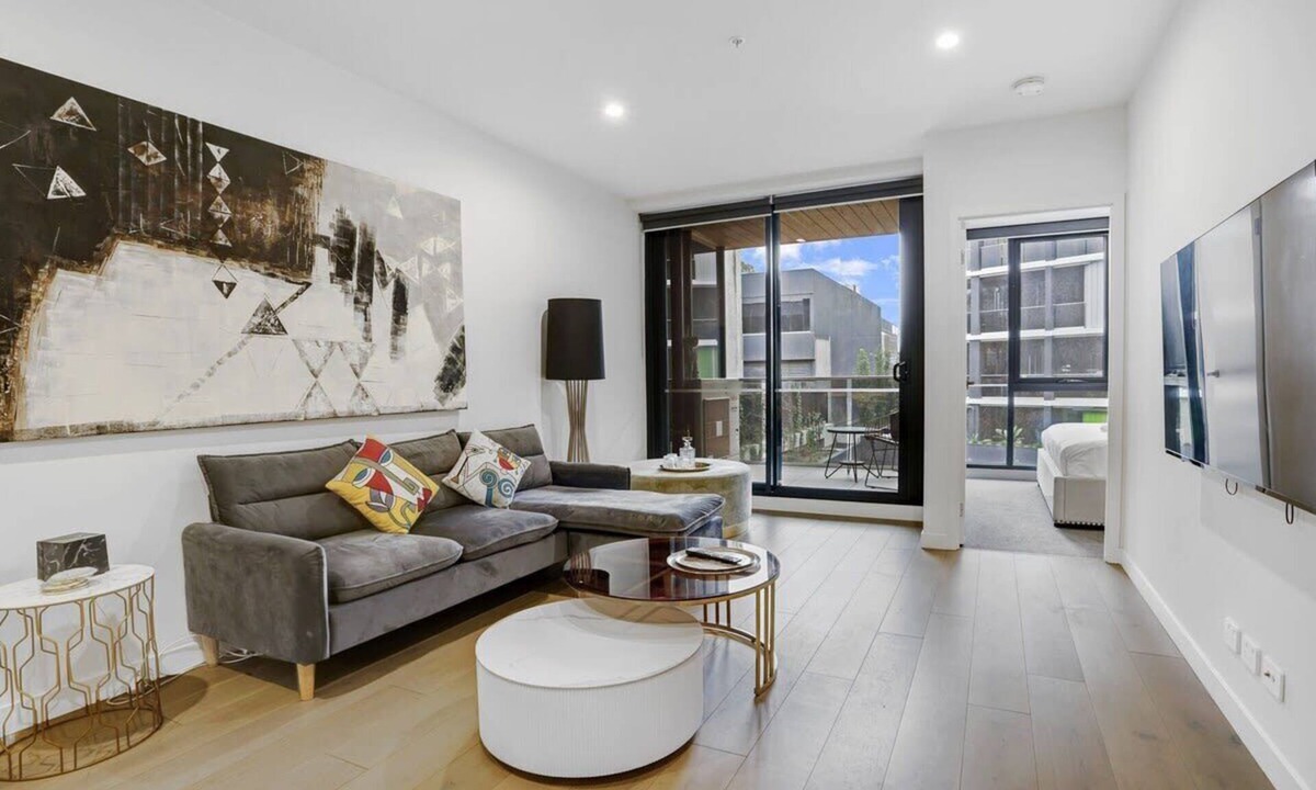 Hawthorn Apartment | Prime Hawthorn 2BR Apt with parking, pool and gym