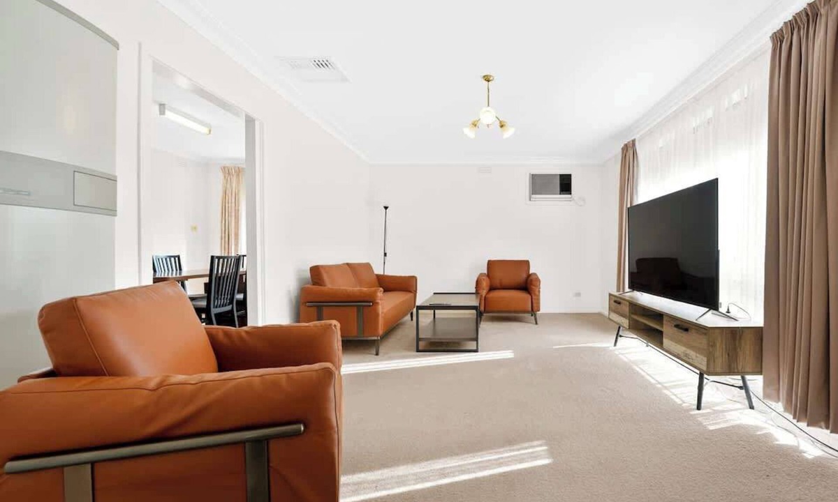 Cranbourne House | Prime Location 3BR Family Home 3-Min Walk to Shops