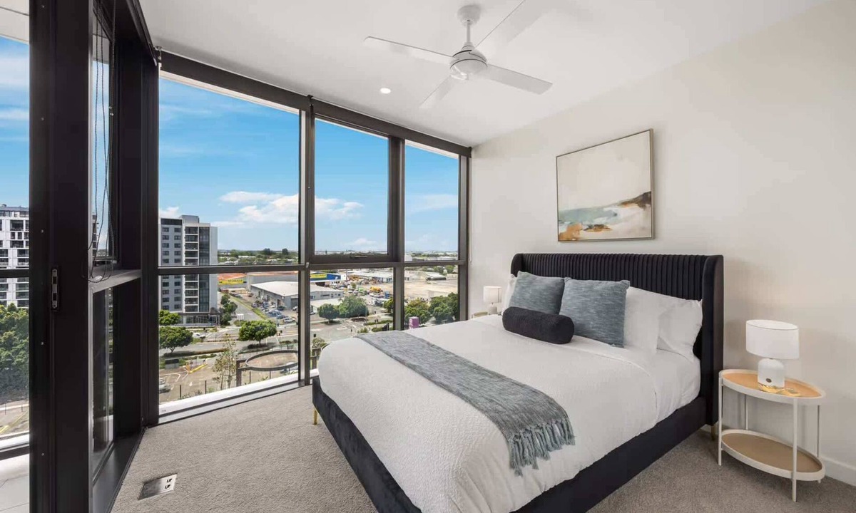 Eagle Farm Apartment | Prime Location: Eat Street, Restaurants & 5kms CBD