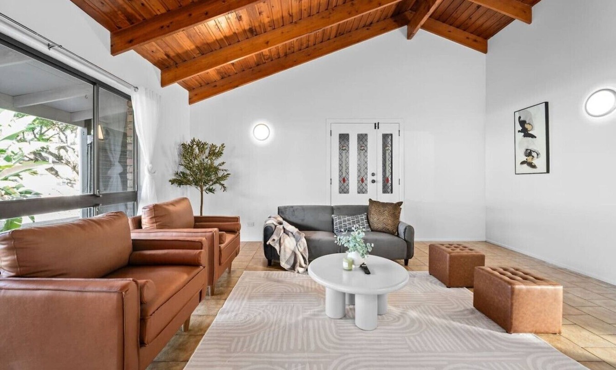 Loganlea House | Prime Location | Train, Hospital & Shops Nearby