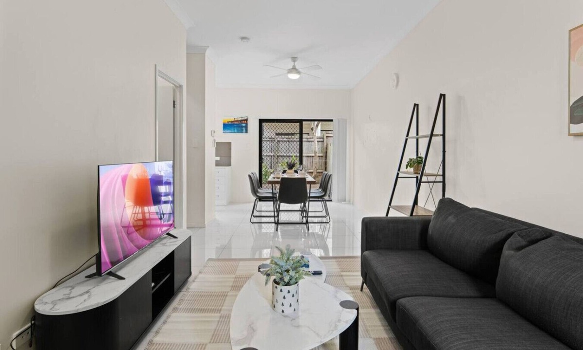Eight Mile Plains House | Prime Spot 3-Bed | Walk to Bus Drive Anywhere Fast