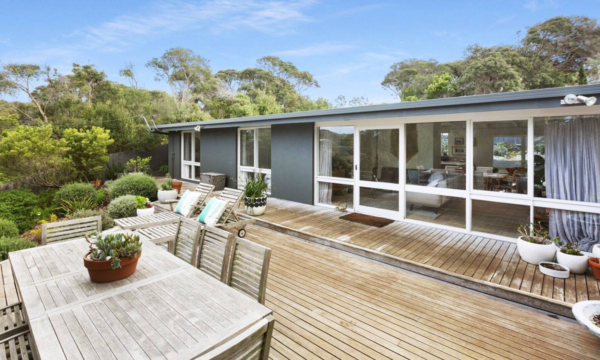 Sorrento House | Private coastal getaway, alfresco dining, Back beach locale (sleeps 7)