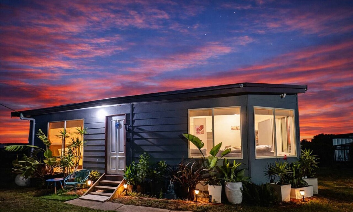 Werribee South House | Private Farmhouse & Paddock Available. Parking for horse float, boat, caravan.