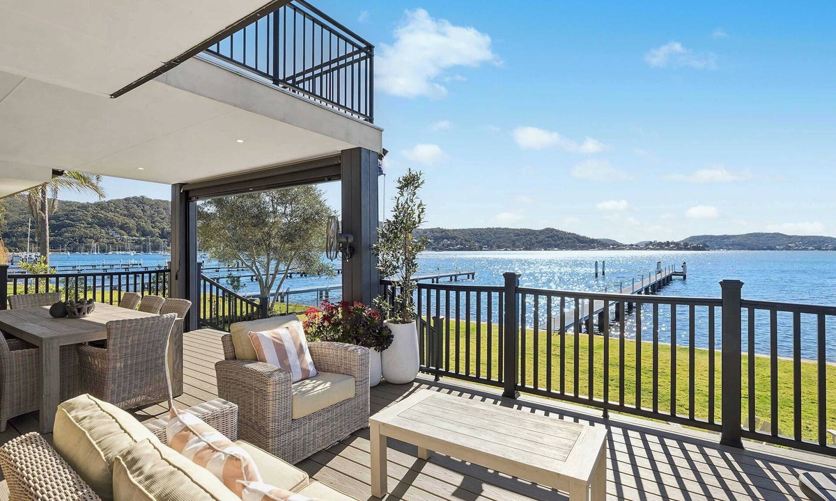 Koolewong House | Private Jetty · Waterfront · Sleeps 10 · Theatre