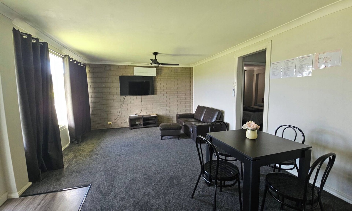 Eleebana House | Private Lower‑Level 2‑Bedroom Unit – Walk to Lake Macquarie