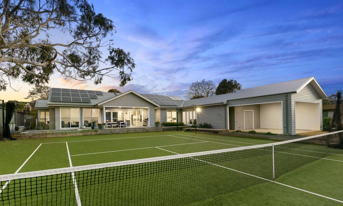 Flinders House | Private, Luxurious Flinders Holiday House with Tennis Court
