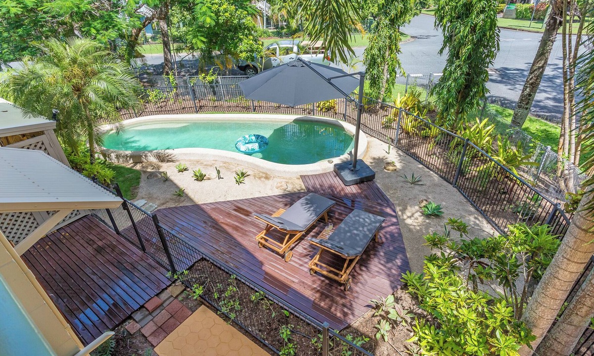 Holloways Beach Villa | Private Pool - Beach Townhouse