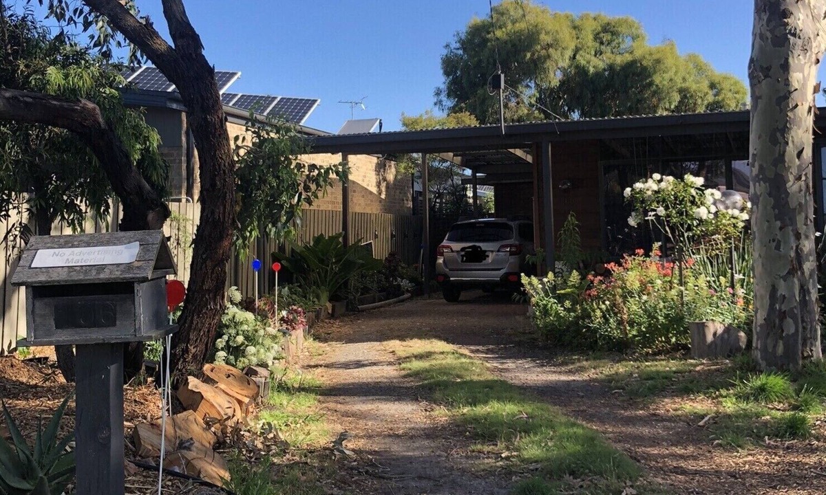 Ocean Grove Cottage | Private renovated duplex cottage. Beach and shops, markets, parkland close by.