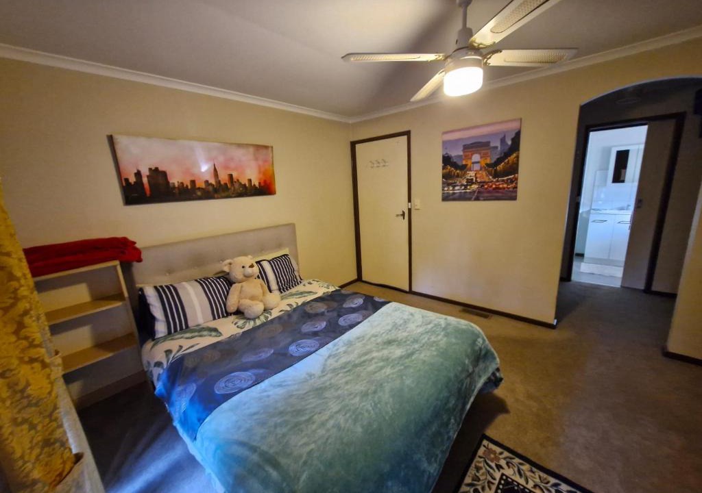 Glen Waverley House | Private Studio Ensuite & Kitchenette