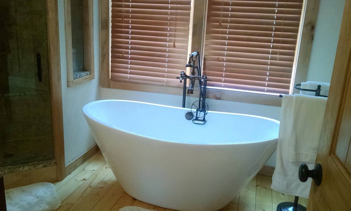Black Mountain Apartment | Private Upper Room w/large soaking tub/shower, view of 7 Sisters Mountains!