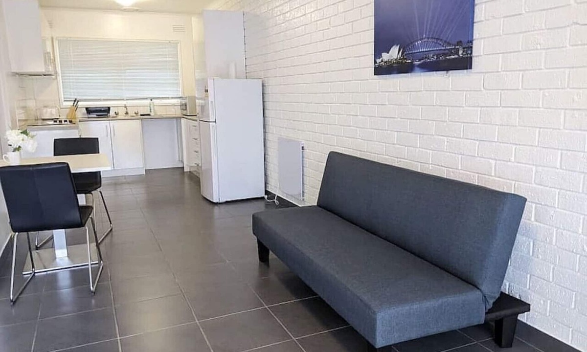 Oak Park House | Private Villa Near Train Station