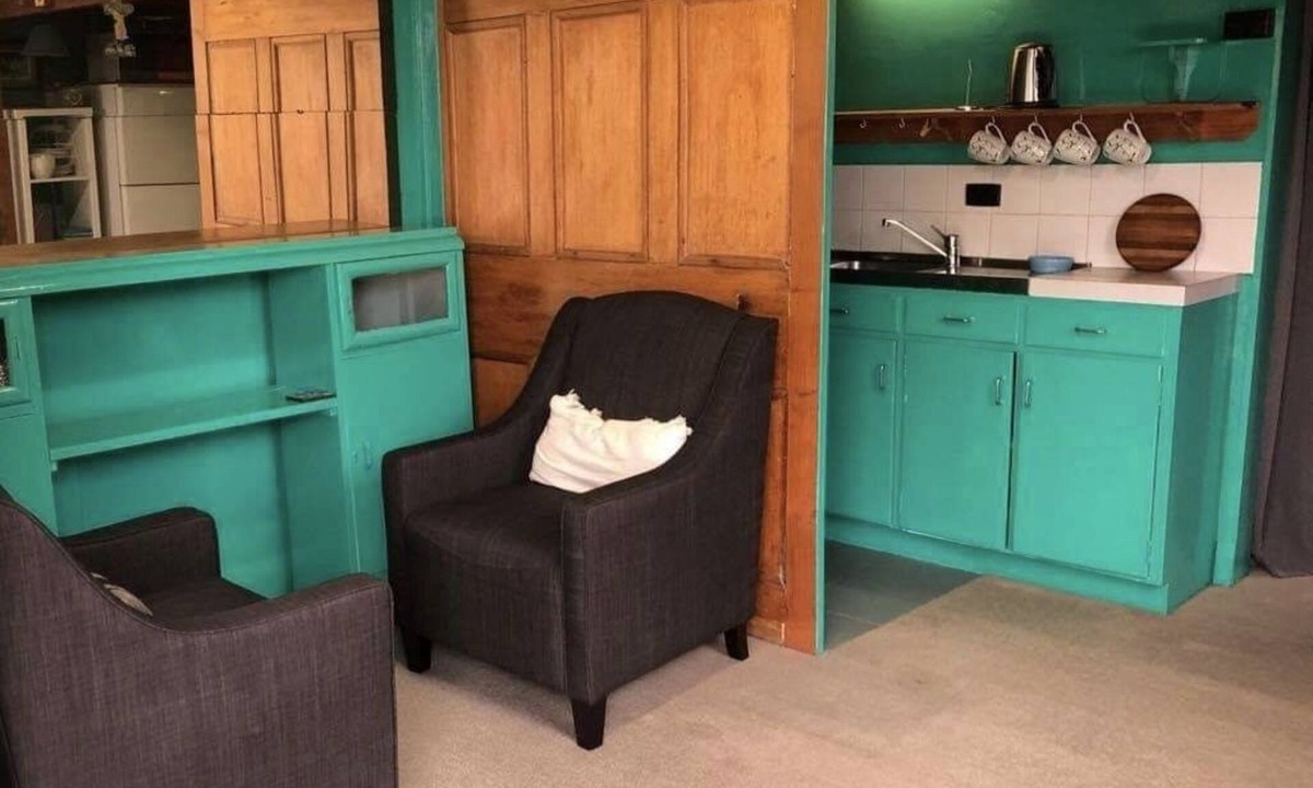 Williamstown Apartment | Quaint, self contained apartment with kitchenette.