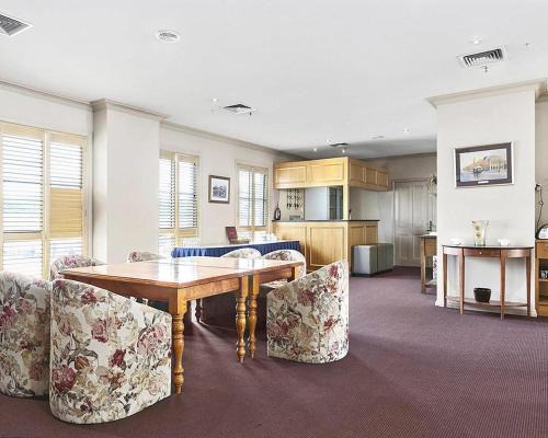 Golden Square Hotel | Quality Inn Colonial