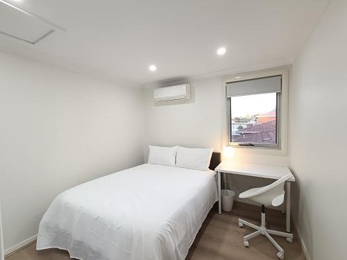 Merrylands House | Queen Room - Train Station & Shopping Centre - NM8