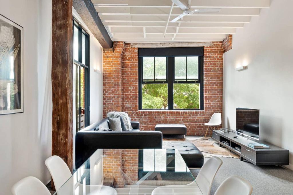 Teneriffe Apartment | Quintessential Woolstore Warehouse~1Bed/1Bath/1Car