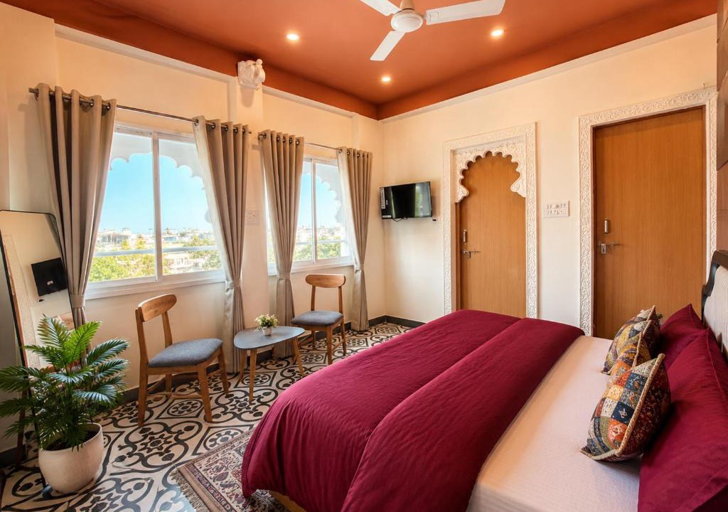 Udaipur Hotel | Raahgir LakeView Hostel
